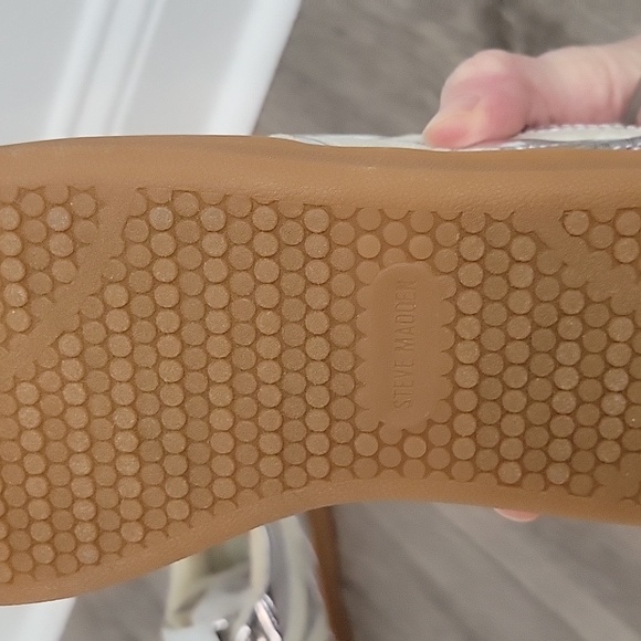 Steve Madden Women's Madrid Silver Sneakers In Size 9.5 NIB - Picture 9 of 10